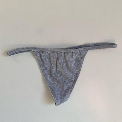 Трусики-стринги женские хлопковые Victoria's Secret Thong Panty серые nag-iwx-7mw фото
