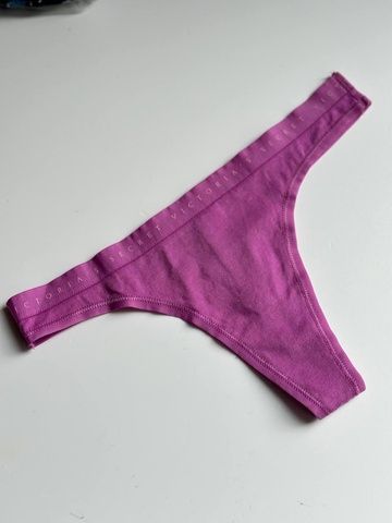 Трусики-стринги женские хлопковые Victoria's Secret Logo Cotton Thong Panty малиновые dd2-jrw-991 фото