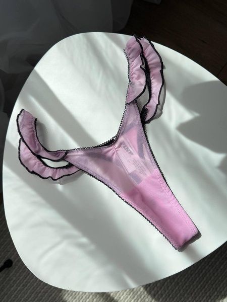 Трусики-стринги кружевные женские с рюшами Victoria's Secret PINK Wink Flutter Thong Panty розовые  qxu-72c-fic фото