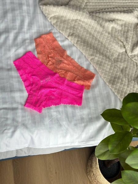 Трусики-чіки жіночі мереживні Victoria's Secret Victoria's Secret Lace Cheeky Panty рожеві pi4-0u0-zf6 фото