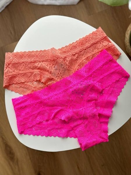 Трусики-чіки жіночі мереживні Victoria's Secret Victoria's Secret Lace Cheeky Panty рожеві pi4-0u0-zf6 фото