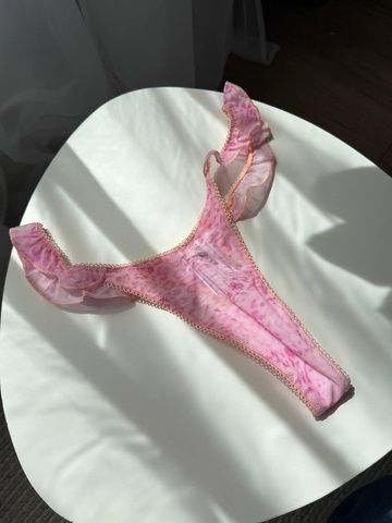 Трусики-стринги кружевные женские с рюшами Victoria's Secret PINK Wink Flutter Thong Panty розовые  han-ayc-oha фото