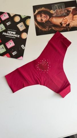 Трусики-стринги женские бесшовные Victoria's Secret No-Show Thong Panty красные  zpa-ner-qhc фото