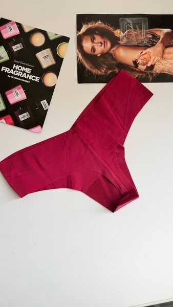 Трусики-стринги женские бесшовные Victoria's Secret No-Show Thong Panty красные  zpa-ner-qhc фото