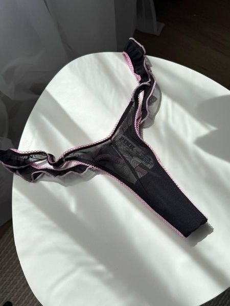 Трусики-стринги кружевные женские с рюшами Victoria's Secret PINK Wink Flutter Thong Panty черные  htl-278-d1n фото