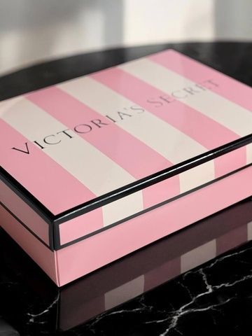 Подарункова коробка брендована Victoria's Secret рожева у смужку M2 oc7-j1w-qwc фото