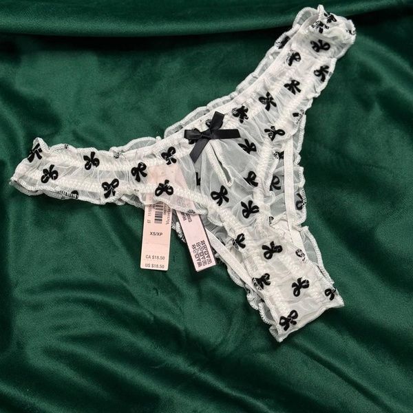 Трусики-стринги люксовые с рюшами Victoria's Secret Thong Panty белые 5dj-hpg-4zt фото