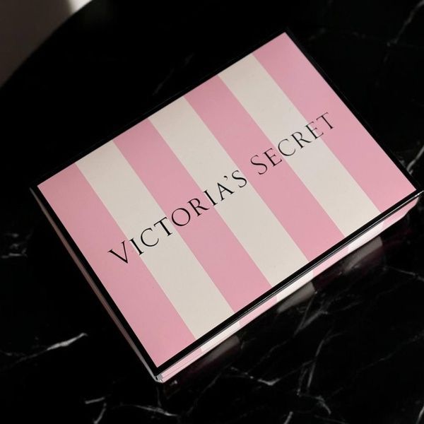 Подарункова коробка брендована Victoria's Secret рожева у смужку M2 oc7-j1w-qwc фото