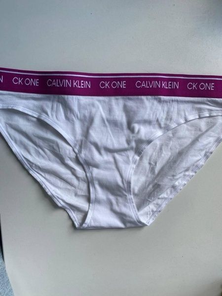 Трусики-бикини женские хлопковые с логотипом Calvin Klein&nbsp;белые rx8-yw6-sqf фото