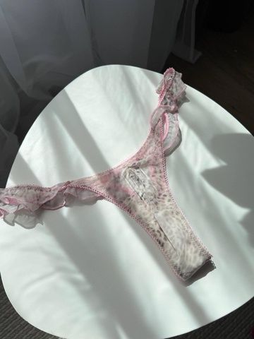 Трусики-стринги кружевные женские с рюшами Victoria's Secret PINK Wink Flutter Thong Panty серые  nd3-jmu-9vu фото