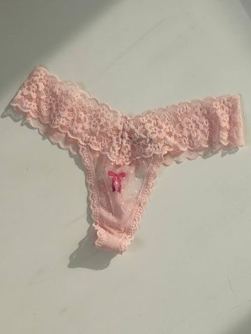 Трусики-стрінги жіночі Victoria's Secret Lace Thong Panty пудрові 47i-7ia фото