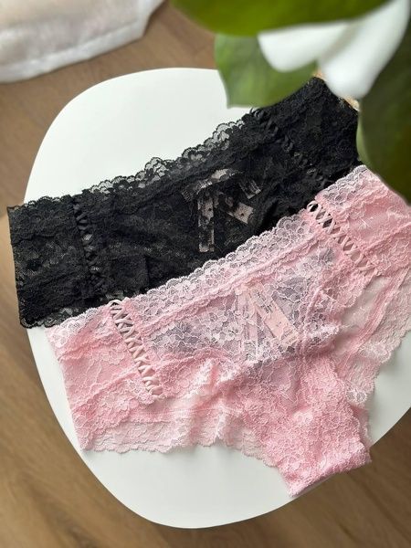 Трусики-чики женские кружевные Victoria's Secret Lace-Up Cheeky Panty черные w9k-7y6-j1h фото