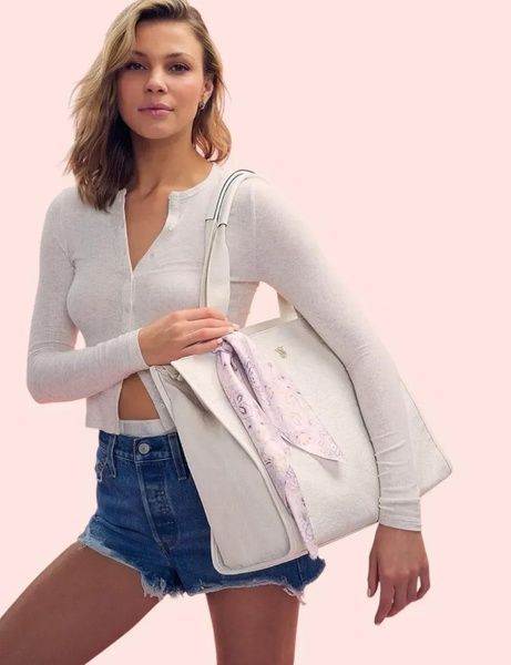 Сумка бежевая Victoria's Secret Floral-Embossed Tote Bag c77-9aa фото