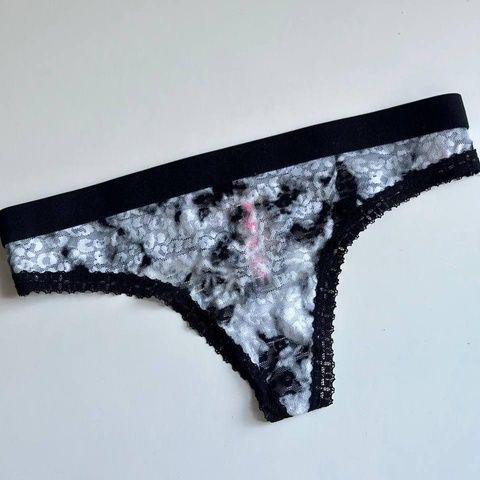 Трусики-стринги женские кружевные PINK Victoria's Secret Thong Panty черные st7-1hm-0x9 фото