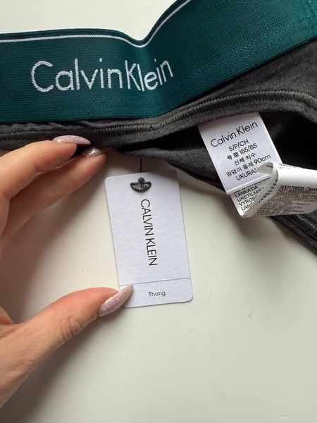 Трусики-стрінги жіночі бавовняні з лого Calvin Klein сірі j3d-zd3-oi2 фото