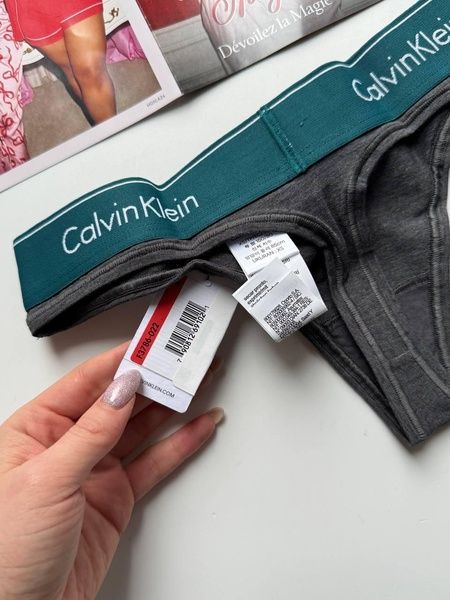 Трусики-стрінги жіночі бавовняні з лого Calvin Klein сірі j3d-zd3-oi2 фото