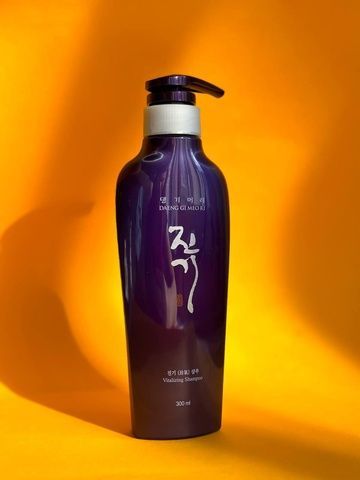 Шампунь для волос восстанавливающий Daeng Gi Meo Ri Vitalizing Shampoo 300 мл &nbsp;i27-b5i фото