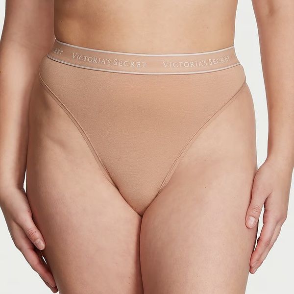 Трусики-стринги с высокой посадкой Victoria's Secret Logo Cotton High-Waist Thong Panty бежевые 9j8-mjp-jd7 фото