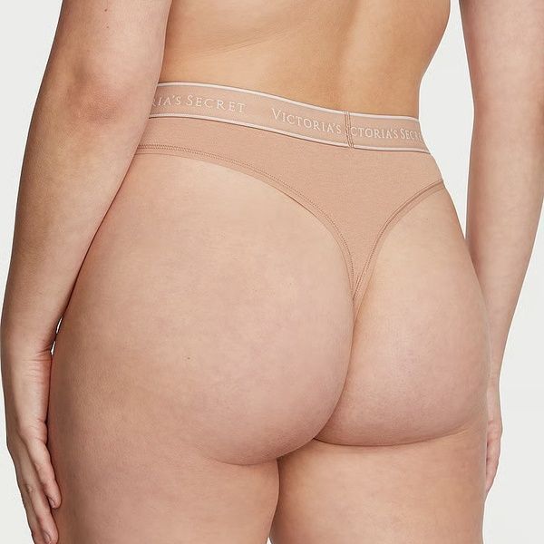 Трусики-стринги с высокой посадкой Victoria's Secret Logo Cotton High-Waist Thong Panty бежевые 9j8-mjp-jd7 фото
