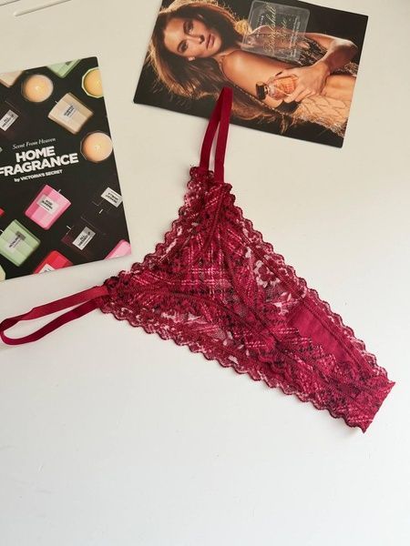 Трусики-стринги жіночі мереживні Victoria's Secret&nbsp;Lace String Thong Panty червоні t4t-8kf-mzk фото