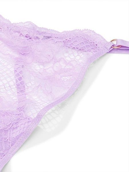 Стринги люксовые кружевные на регулируемых резинках, сиреневые Victoria's Secret Fishnet Lace V-String Panty О r2w-oq4-qqz фото