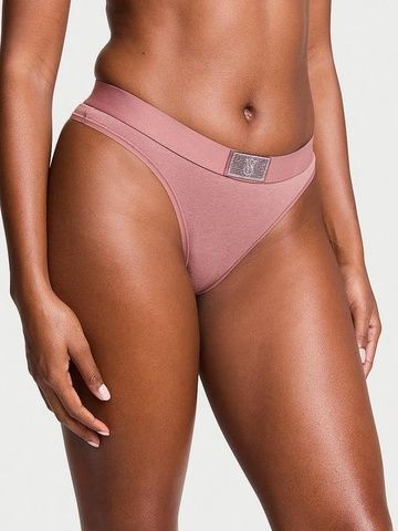 Трусики-стринги женские хлопковые с логотипом Victoria's Secret Logo Cotton Shine Patch Thong Panty пудровые i8f-1fs-dxc фото