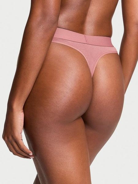 Трусики-стринги женские хлопковые с логотипом Victoria's Secret Logo Cotton Shine Patch Thong Panty пудровые i8f-1fs-dxc фото