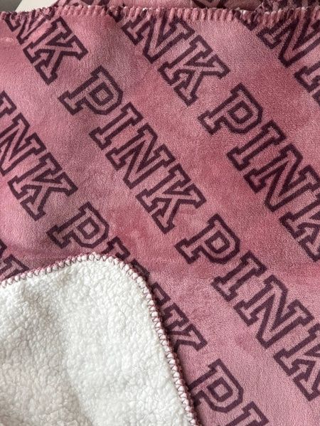 Плед розовый Victoria's Secret Cozy Plush Blanket 27203545 фото