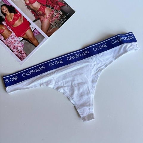 Трусики-стринги женские хлопковые с логотипом Calvin Klein белые pvm-0j9-s4u фото