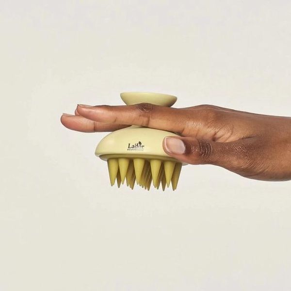 Щітка для шкіри голови L'ador Massage Brush bc5-a91 фото