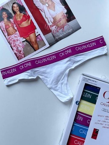 Трусики-стринги женские хлопковые с логотипом Calvin Klein белые 4m7-bao-snd фото