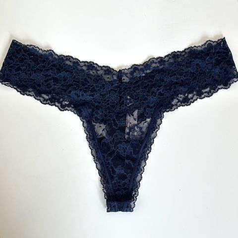 Трусики-стринги женские кружевные Victoria's Secret Lace Thong Panty темно-синие woz-2yr-4m9 фото