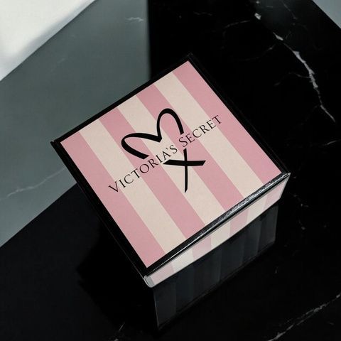 Подарочная коробка брендовая XS Victoria's Secret розова с сердцем 359-2a0 фото