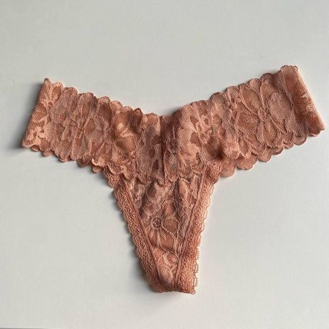 Трусики-стринги женские кружевные Victoria's Secret Thong Panty персиковые v04-1nt-8g0 фото