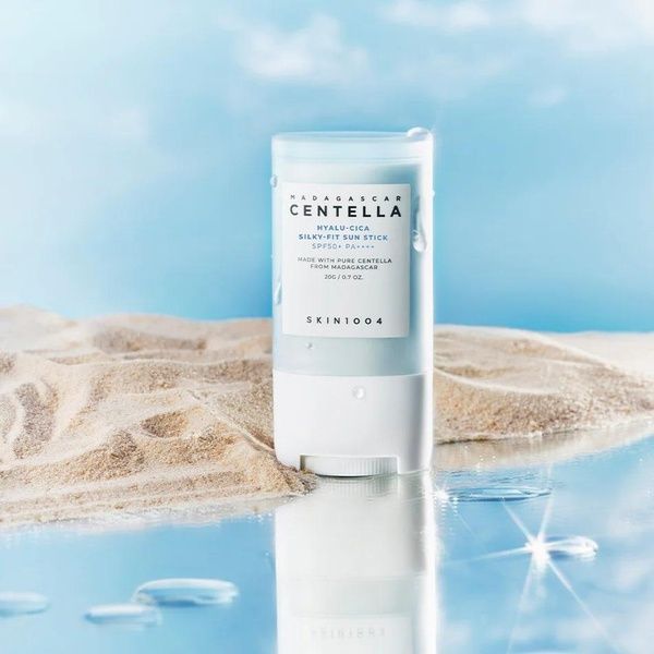 Солнцезащитный крем в стике SKIN1004 Madagascar Centella Hyalu-Cica Silky-Fit Sun Stick 20 г 010-i56 фото