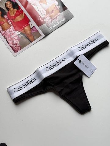 Трусики-стринги женские хлопковые Calvin Klein черные 902-2i7 фото