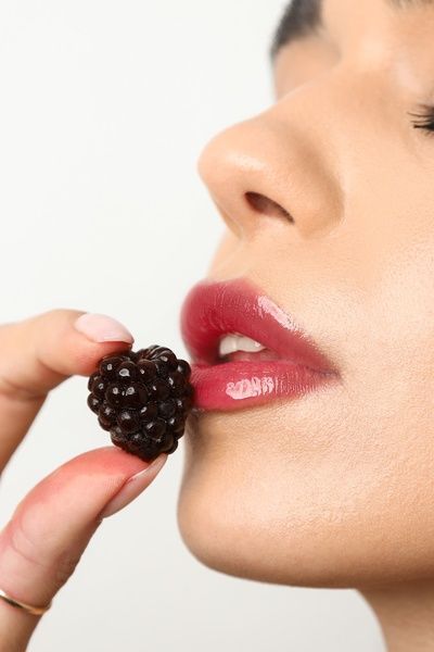 Блиск для губ з ароматом чорнично-ожинового джему UNICO LIP GLOSS JAM 12 мл 0026 фото