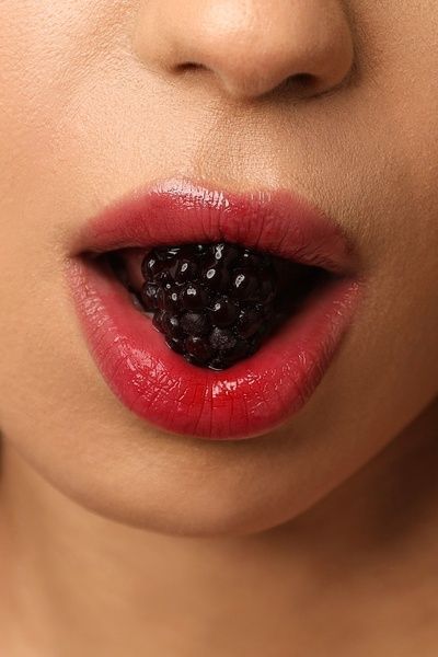 Блиск для губ з ароматом чорнично-ожинового джему UNICO LIP GLOSS JAM 12 мл 0026 фото
