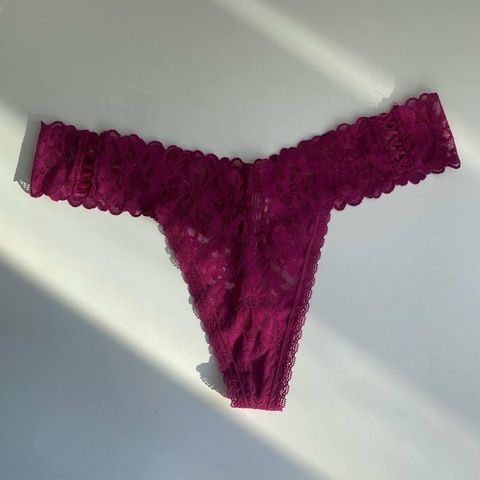 Трусики-стринги женские кружевные Victoria's Secret Lace Thong Panty фуксия orv-pko-2jo фото