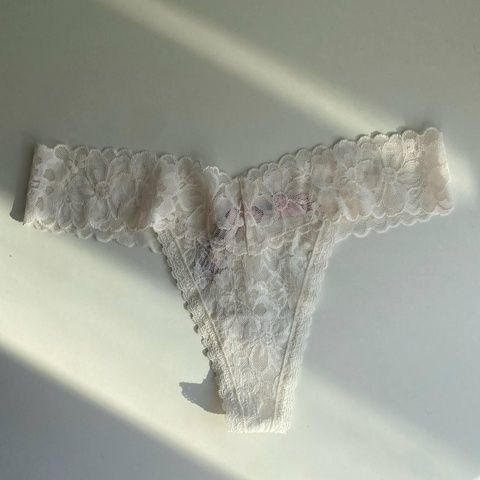 Трусики-стринги женские кружевные Victoria's Secret Lace Thong Panty белые vur-15k-3kz фото