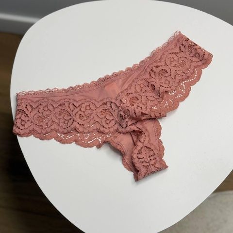 Трусики-стринги женские люксовые с кружевом Victoria's Secret бежевые vsm-rn2-qzl фото
