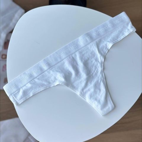 Трусики-стринги женские хлопковые Victoria's Secret Logo Cotton Thong Panty белые m2c-rp5-s2y фото