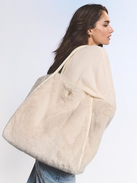Сумка бежева Victoria's Secret Faux-Fur Tote 27267009 фото
