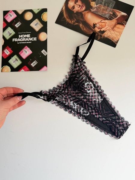 Трусики-стринги жіночі мереживні Victoria's Secret&nbsp;Lace String Thong Panty чорні 8k5-vr2-vby фото