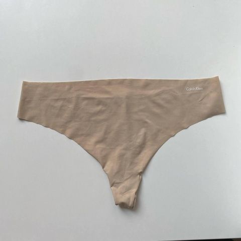 Трусики-стринги женские бесшовные Calvin Klein бежевые 9o6-2fc-g3x фото