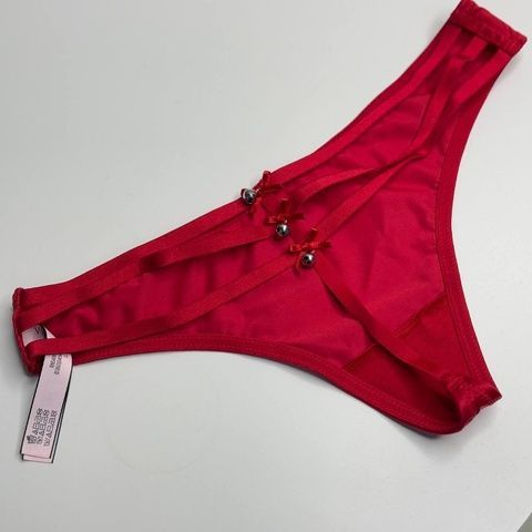 Трусики-стринги люксовые Victoria's Secret Thong Panty красные 6s8-tvn-lvq фото