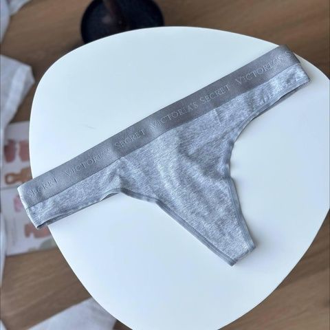 Трусики-стринги женские хлопковые Victoria's Secret Logo Cotton Thong Panty серые np0-3i7-gb4 фото