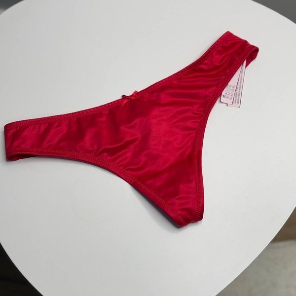 Трусики-стринги люксовые Victoria's Secret Thong Panty красные 6s8-tvn-lvq фото