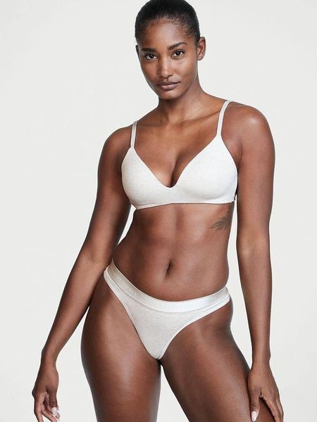 Трусики-стринги женские хлопковые Victoria's Secret Logo Cotton Thong Panty светло-серые 4gv-xh2-a2y фото