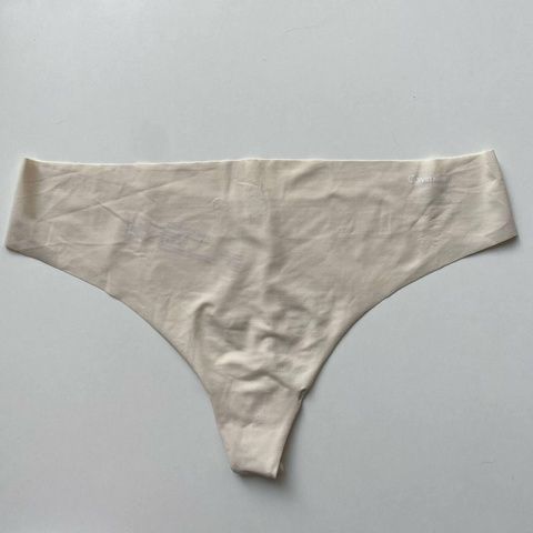 Трусики-стринги женские бесшовные Calvin Klein бежевые jx8-kua-nnf фото
